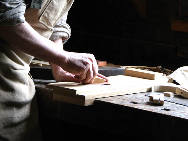 Nuestro equipo de profesionales cuenta  con muchos años de contrastada <strong>experiencia</strong> en el sector de la <strong>carpintería de madera en Pardines</strong>.